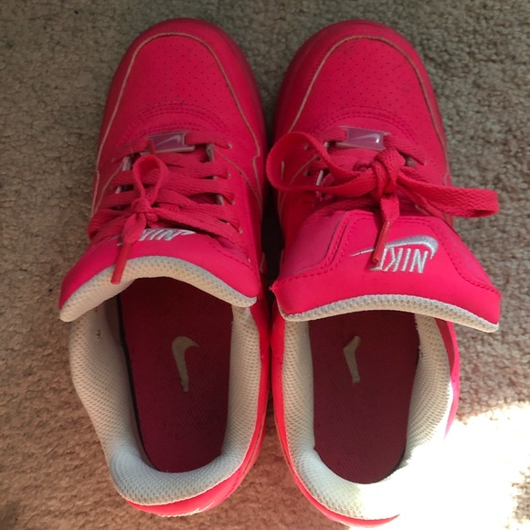 Size 6 Nike’s - Picture 2 of 5